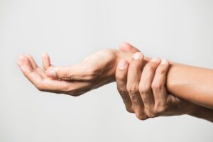 متلازمة اليد الغريبة| الأسباب والأعراض وطرق العلاج