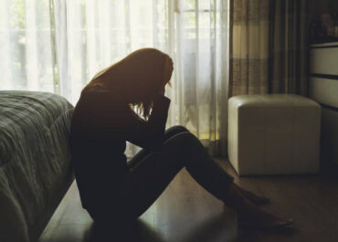 علامات الاكتئاب عند المرأة ( أبرز 7 علامات)