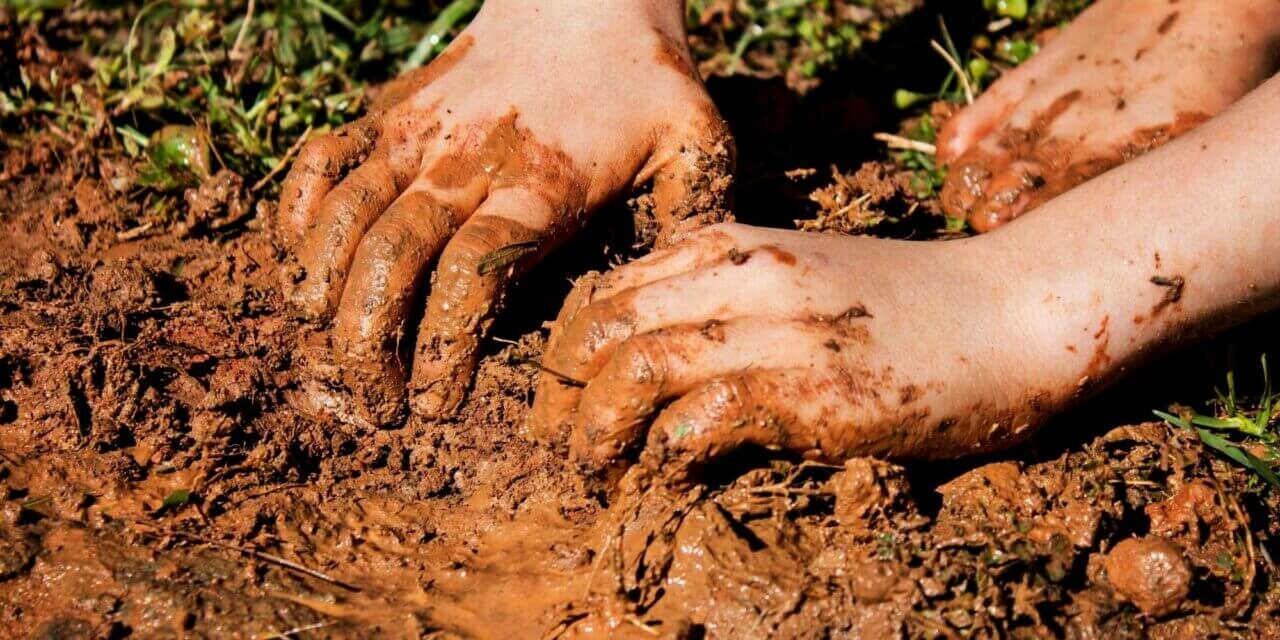 اكل الطين .. مخاطر ادمان الطين وكيفية التخلص منه
